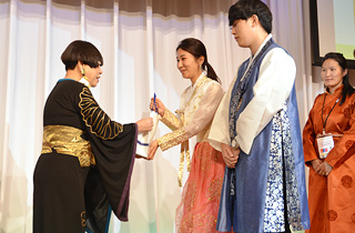 National Costume Award winners: Ryu Seunghee & Lee Sangbin (Korea)