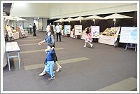 会場の入口では仙台空港民営化記念／新東北広域観光圏 マルシェが開催されている